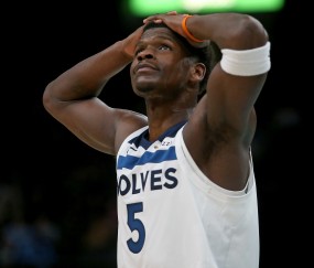 开云体育下载-乏善可陈！爱德华兹半场11投4中 仅得到9分3板2助&amp;正负值-11